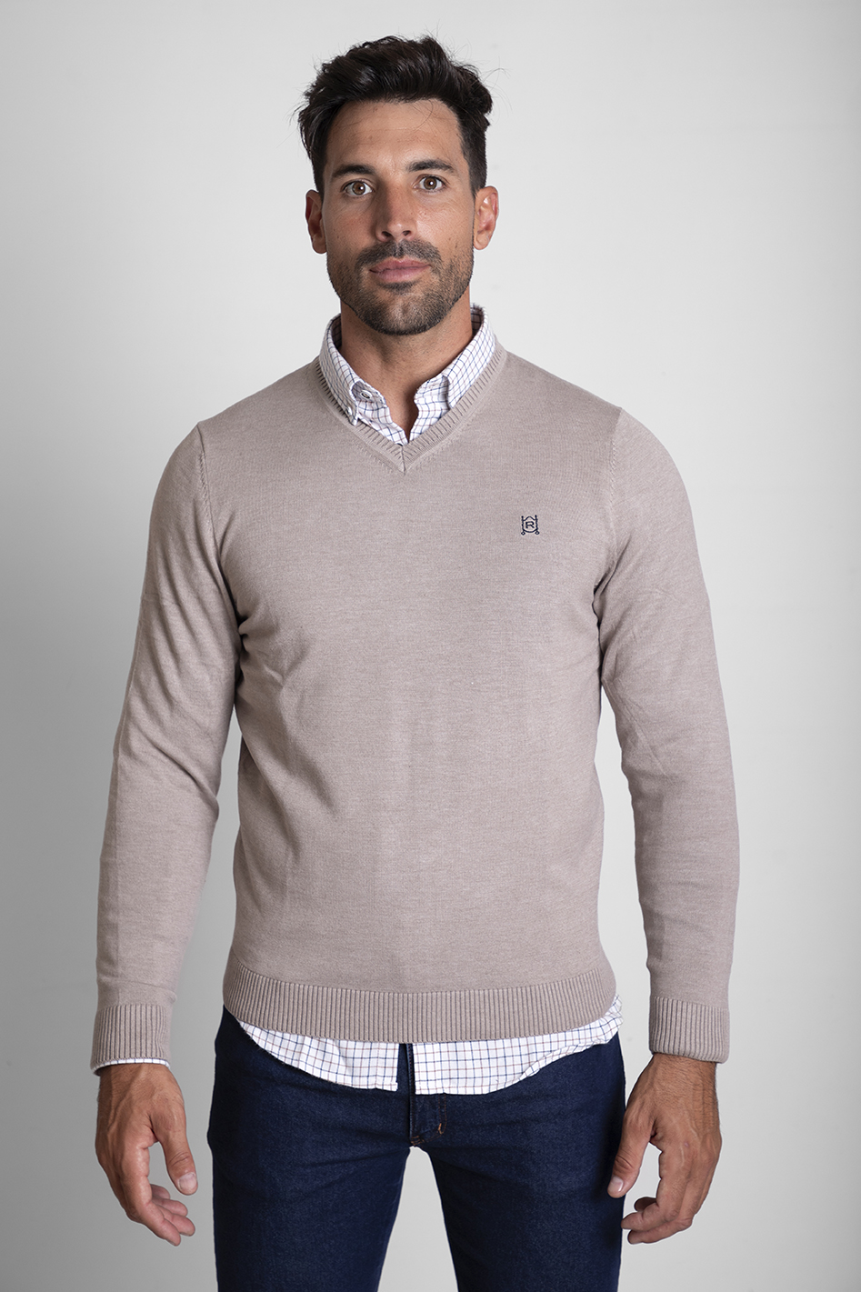 Jersey-cuello-pico-basico-beige-El-Rociero-1 JERSEY CUELLO PICO BÁSICO BEIGE - Imagen 1